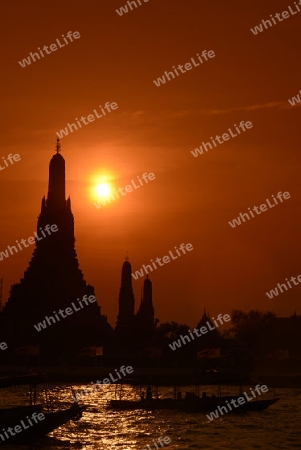 Die Tempelanlage des Wat Arun am Mae Nam Chao Phraya River in der Hauptstadt Bangkok von Thailand in Suedostasien.