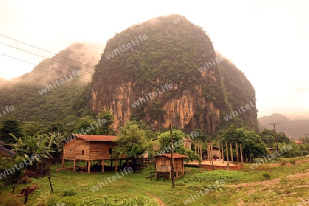 Die Huegellandschaft an der Landstrasse 12 zwischen der Stadt Tha Khaek und dem Dorf Mahaxai Mai in zentral Laos an der Grenze zu Thailand in Suedostasien.