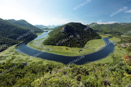 Die Landschaft bei Rijeka Crnojevica mit dem Fluss Rijeka Crnojevica am westlichen ende des Skadarsko Jezero See oder Skadarsee in Zentral Montenegro in Montenegro im Balkan am Mittelmeer in Europa.