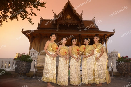 Taenzerinnen bei einem traditionellen Tanz im Santichaiprakan Park am Mae Nam Chao Phraya in der Hauptstadt Bangkok von Thailand in Suedostasien.
