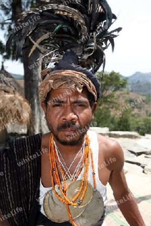 Ein Bauer in Zeremonieller Kleidung vor seinem Haus in einem Bauerndorf beim Bergdorf Maubisse suedlich von Dili in Ost Timor auf der in zwei getrennten Insel Timor in Asien