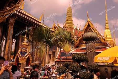 Die Tempelanlage des Wat Phra Kaew in Banglamphu in Bangkok der Hauptstadt von Thailand in Suedostasien.  