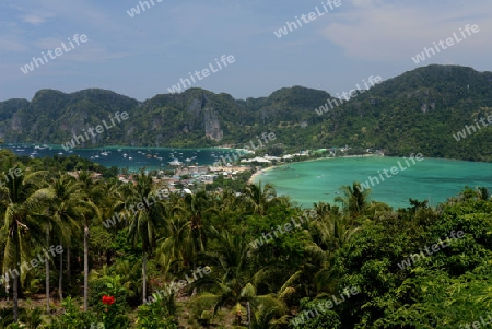 The view from the Viewpoint on the Town of Ko PhiPhi on Ko Phi Phi Island outside of the City of Krabi on the Andaman Sea in the south of Thailand. 