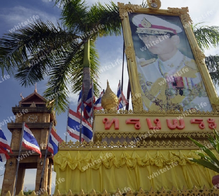 Ein Bild des Thailaendischen Koenig Bhumibol in Amnat Charoen im Isan im osten von Thailand in Suedostasien, 