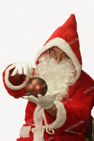 Weihnachtskugel mit Kugel auf hellem Hintergrund
