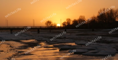 Sonnenuntergang am Winterstrand