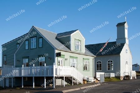 Der Westen Islands, gr?nes Holzhaus und Kirche in Stykkisholmur, im Norden der Halbinsel Sn?fellsnes