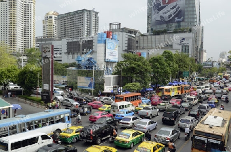 the city centre at the pratunam aerea in the city of Bangkok in Thailand in Suedostasien.