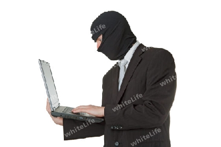 Mann mit Sturmhaube und Laptop freigestellt auf weeissem Hintergrund