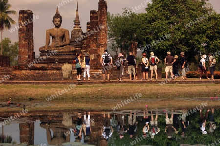 Eine Buddha Figur  im Wat Mahathat Tempel in der Tempelanlage von Alt-Sukhothai in der Provinz Sukhothai im Norden von Thailand in Suedostasien.