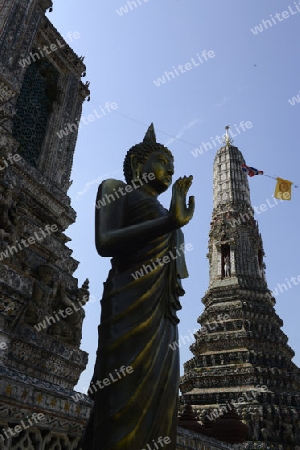 Die Tempelanlage des Wat Arun am Mae Nam Chao Phraya River in der Hauptstadt Bangkok von Thailand in Suedostasien.