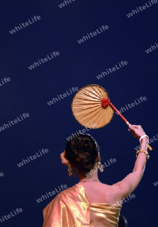 Taenzerinnen bei einem traditionellen Tanz im Santichaiprakan Park am Mae Nam Chao Phraya in der Hauptstadt Bangkok von Thailand in Suedostasien.