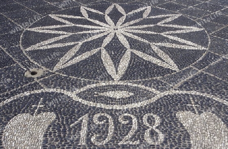 Der Steinboden vor der Kirche Igreja Nossa Sennhora da Piedade des Dorfes Porto Santo auf der Portugiesischen Insel Porto Santo bei Madeira im Atlantischen Ozean