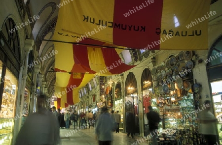 Der Souq, Bazaar oder Markt von Kapali Carsi im Stadtteil Sultanahmet in Istanbul in der Tuerkey.