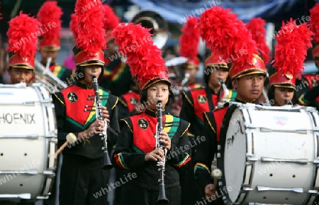 Eine Musik Gruppe zeigt sich an der Festparade beim Bun Bang Fai oder Rocket Festival in Yasothon im Isan im Nordosten von Thailand. 