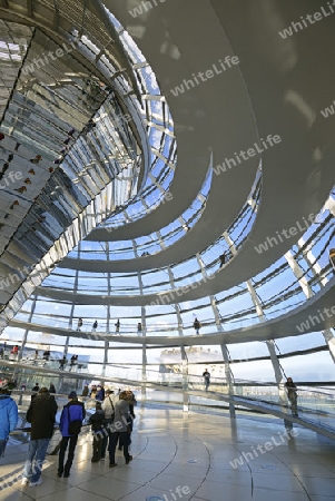 Innenraum mit verspiegelter Mittels?ule der Reichstagskuppel, Reichstag Berlin, Architekt Sir Norman Foster, Berlin, Deutschland, Europa