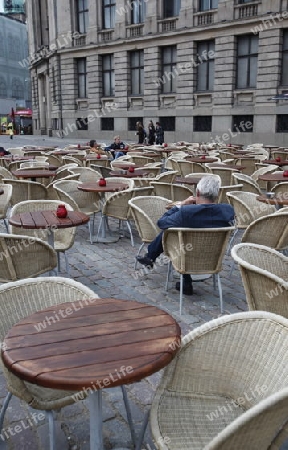 Europa, Osteuropa, Baltikum, Lettland, Riga, Hauptstadt, Altstadt, Domplatz, Dom, Kirchturm, Restaurant, Abend, 
Ein Restaurant und Bierhaus vor dem Dom am Domplatz in der Altstadt von Riga der Hauptstadt von Lettland im Baltikum und Osteuropa.   