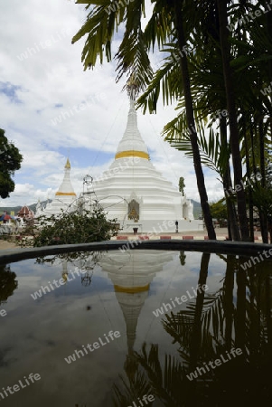 Der Tempel Wat Phra That Doi Kong Mu ueber dem Dorf Mae Hong Son im norden von Thailand in Suedostasien.