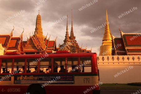 Das Tempelgelaende in der Abendstimmung mit dem Wat Phra Keo beim Koenigspalast im Historischen Zentrum der Hauptstadt Bangkok in Thailand. 