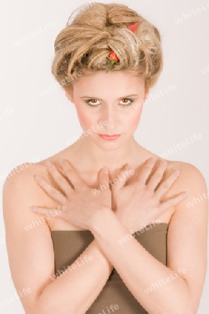 Blonde junge Frau mit Chili im Haar und Paprika / Blonde young woman with hair in chili peppers and Parika