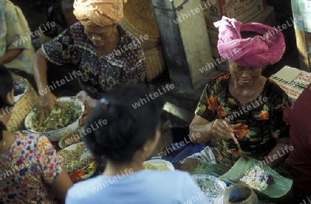 Menschen auf dem Markt in Ubud in Bali auf der Insel Bali in Indonesien