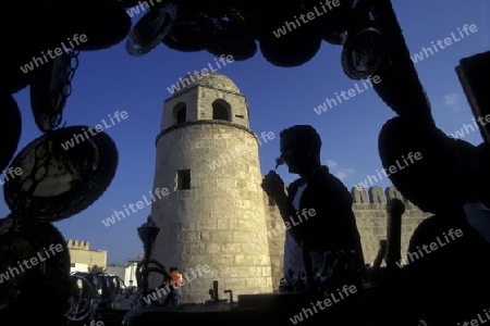 Die Grosse Moschee mit der Mauer in der Altstadt oder Medina von Sousse am Mittelmeer  in Tunesien in Nordafrika.    