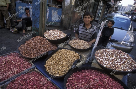 Der Souq oder Markt in der Medina der Altstadt von Aleppo im Norden von Syrien im Nahen Osten.