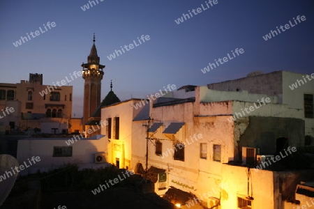 Das Minarett Einer Mosche in der Altstadt oder Medina der Hauptstadt Tunis im Norden von Tunesien in Nordafrika am Mittelmeer. 