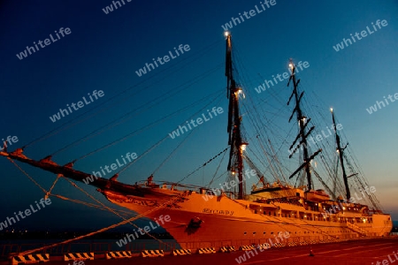 Segelschiff im Hafen von Olbia