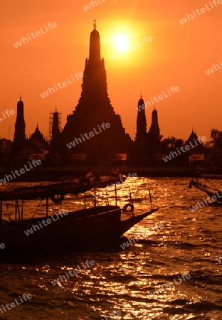 Die Tempelanlage des Wat Arun am Mae Nam Chao Phraya River in der Hauptstadt Bangkok von Thailand in Suedostasien.