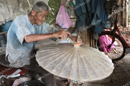 Die traditionelle Papierschirm Produktion in Chiang Mai im  Norden von Thailand