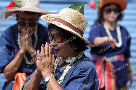 Eine traditionelle Tanzgruppe mit der thailaendischen Begruessung  zeigt sich an der Festparade beim Bun Bang Fai oder Rocket Festival in Yasothon im Isan im Nordosten von Thailand. 