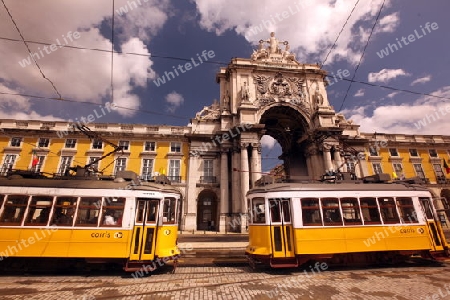 Ein Tram auf dem Praca do Comercio in der Innenstadt der Hauptstadt Lissabon in Portugal.     