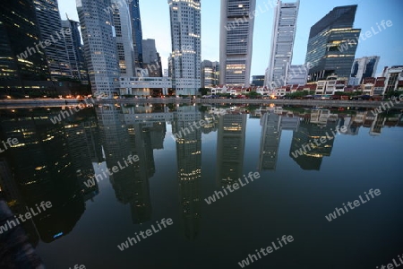 Die Skyline im Bankenviertel am Boat Quay von Singapur im Inselstaat Singapur in Asien.