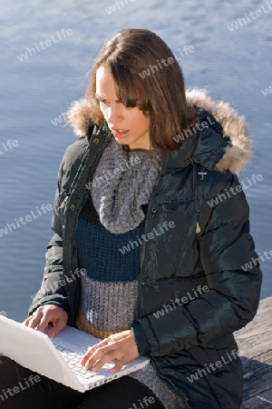 Frau mit Laptop 