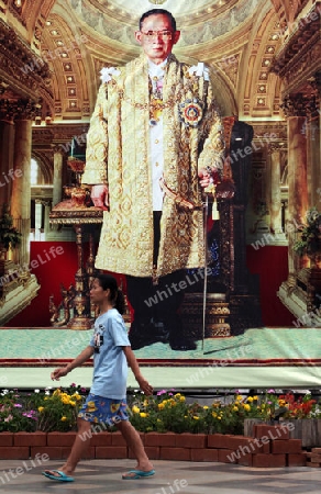 Ein grosses Bild des Koenig Bhumipol Adulyadej Rama 9 in der Tempel Anlage des Wat Phra That Doi Suthep bei Chiang Mai in der Provinz Chiang Mai im Norden von Thailand in Suedostasien.