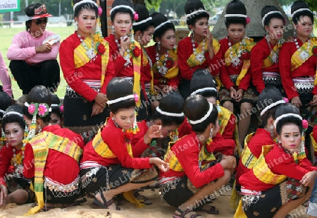 Eine traditionelle Tanz Gruppe zeigt sich an der Festparade beim Bun Bang Fai oder Rocket Festival in Yasothon im Isan im Nordosten von Thailand. 