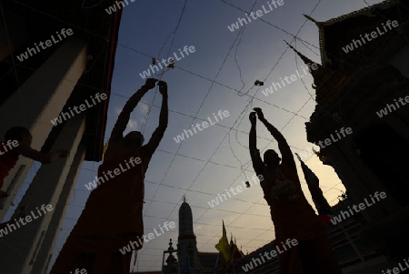 Moenche bei den Vorbereitungen auf die Neujahrsnacht Feier in der Tempelanlage des Wat Pho in der Hauptstadt Bangkok von Thailand in Suedostasien.