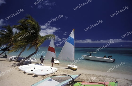 Ein Sandstrand an der ostkueste von Mauritius im Indischen Ozean. 