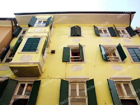 gelbe Fassade in Bozen