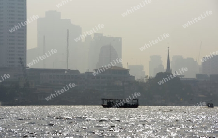 Ein Boot auf dem Mae Nam Chao Phraya River in der Hauptstadt Bangkok von Thailand in Suedostasien.