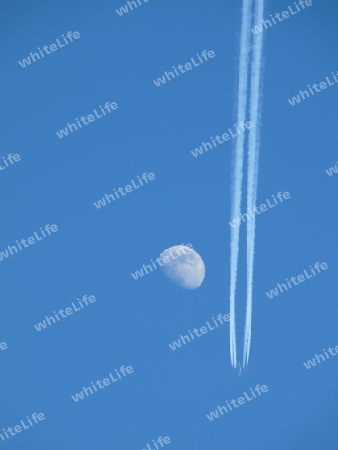 Flugzeug und Mond