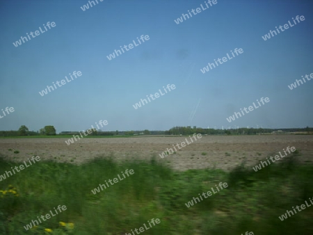 blauer Himmel und weites Feld