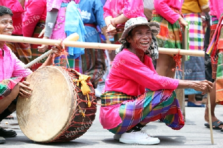 Ein Musiker einer  traditionellen Tanz Gruppe zeigt sich an der Festparade beim Bun Bang Fai oder Rocket Festival in Yasothon im Isan im Nordosten von Thailand. 