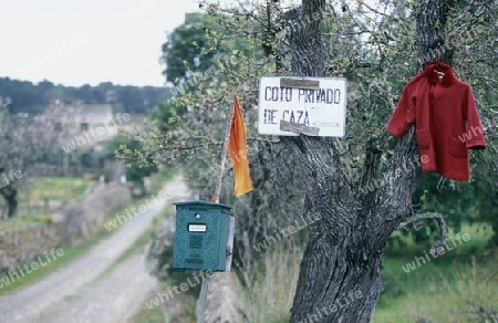 Ein Breifkasten vor einem Privatsitz  in der Landschaft im Zentrum der Insel Mallorca einer der Balearen Inseln im Mittelmeer.   