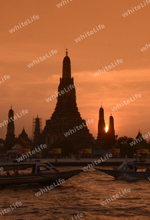 Die Tempelanlage des Wat Arun am Mae Nam Chao Phraya River in der Hauptstadt Bangkok von Thailand in Suedostasien.