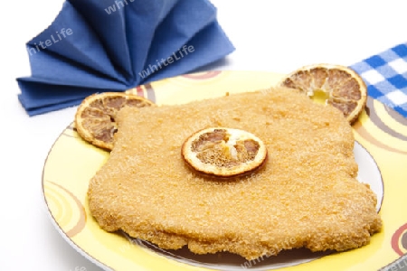 Schnitzel mit Orangenscheibe