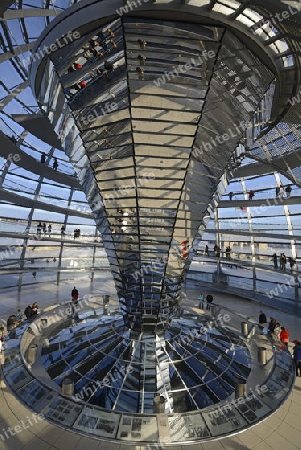 Innenraum mit verspiegelter Mittels?ule der Reichstagskuppel, Reichstag Berlin, Architekt Sir Norman Foster, Berlin, Deutschland, Europa