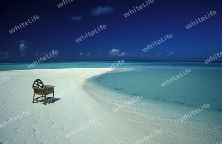 
Der Traumstrand mit einem Stuhl und weissem Sand an der Insel Velavaru im Southmale Atoll auf den Inseln der Malediven im Indischen Ozean.  