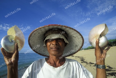 Ein Muscheln Verkaeufer an der Kuta Beach im sueden der Insel Bali, Indonesien.